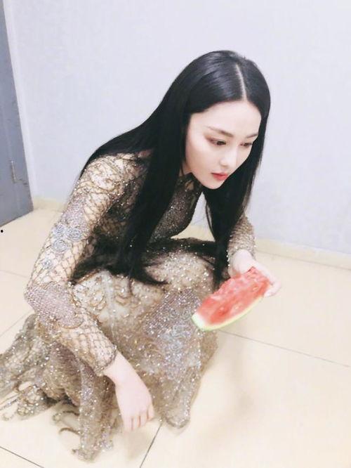 卖服装吃瓜,卖服装吃瓜的夏日风情