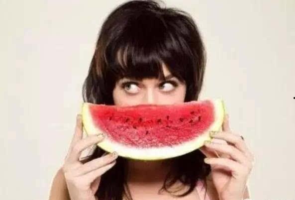 夏天吃瓜的女人,女性食趣