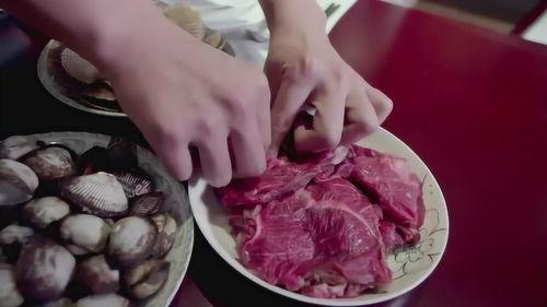 女子吃生肉瓜,女子挑战极限美食之旅